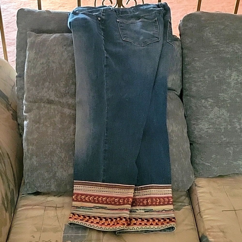 Chico embellished bottom jeans